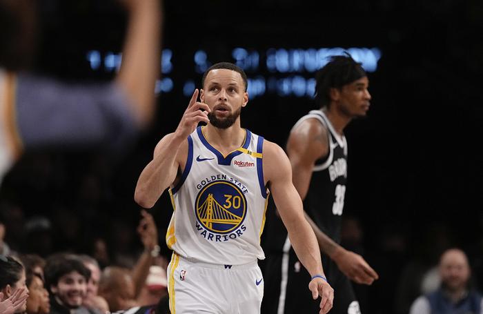 DB体育官方在线入口-巴萨技术犯规送分，库里主帅怒摔战术板！！